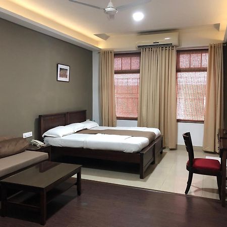 Hotel Ketan Пуна Экстерьер фото