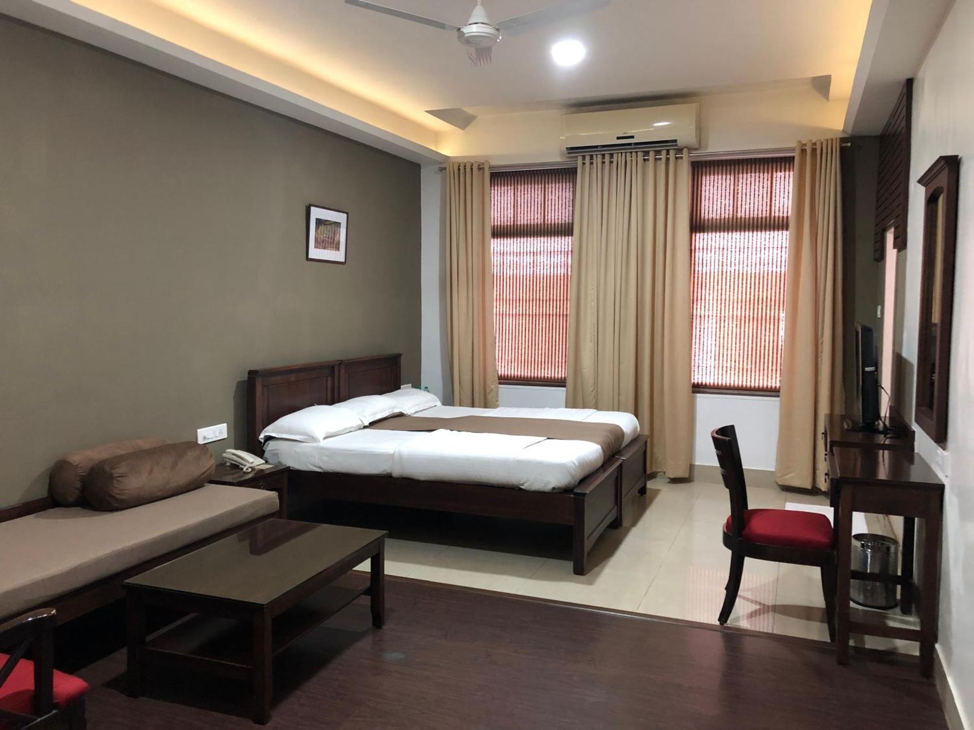 Hotel Ketan Пуна Экстерьер фото